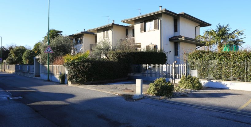 villa schiera di testa indipendente giardino e terrazza Ghisalba